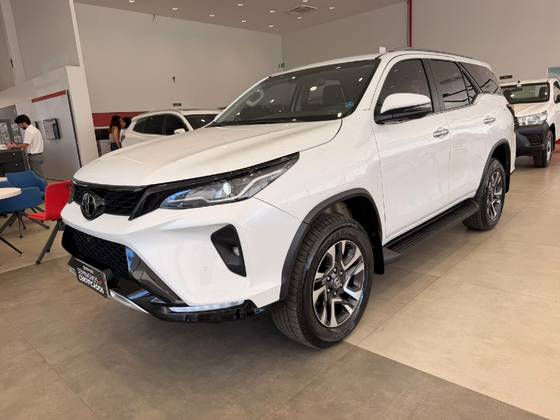 TOYOTA HILUX SW4 2.8 D-4D TURBO DIESEL SRX PLATINUM 7L 4X4 AUTOMÁTICO