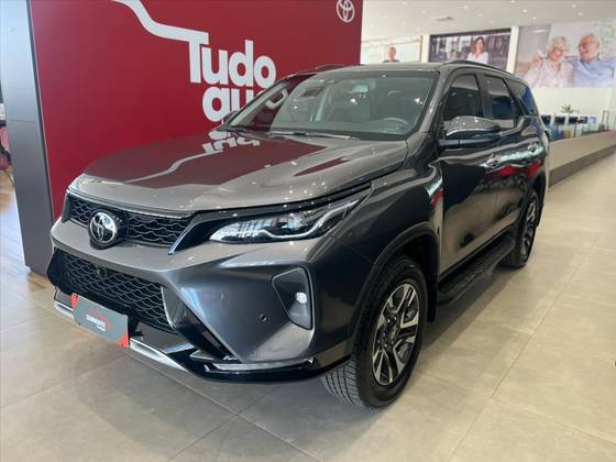TOYOTA HILUX SW4 2.8 D-4D TURBO DIESEL SRX PLATINUM 7L 4X4 AUTOMÁTICO