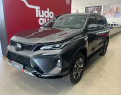 TOYOTA HILUX SW4 2.8 D-4D TURBO DIESEL SRX PLATINUM 7L 4X4 AUTOMÁTICO TOYOTA HILUX SW4 2.8 D-4D TURBO DIESEL SRX PLATINUM 7L 4X4 AUTOMÁTICO
