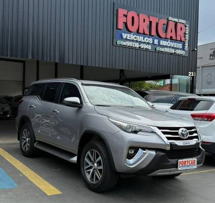 TOYOTA HILUX SW4 2.8 SRX 4X4 7 LUGARES 16V TURBO INTERCOOLER DIESEL 4P AUTOMÁTICO