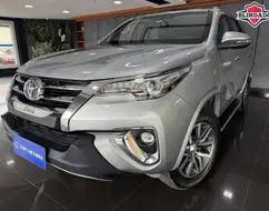 TOYOTA HILUX SW4 2.8 SRX 4X4 7 LUGARES 16V TURBO INTERCOOLER DIESEL 4P AUTOMÁTICO TOYOTA HILUX SW4 2.8 SRX 4X4 7 LUGARES 16V TURBO INTERCOOLER DIESEL 4P AUTOMÁTICO