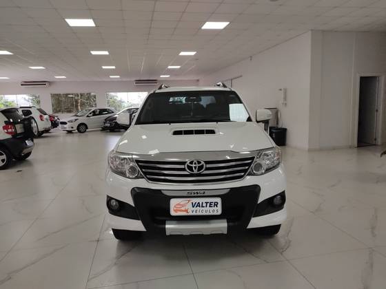 TOYOTA HILUX SW4 3.0 SRV 4X4 7 LUGARES 16V TURBO INTERCOOLER DIESEL 4P AUTOMÁTICO