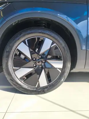 VOLVO-EX40-2025