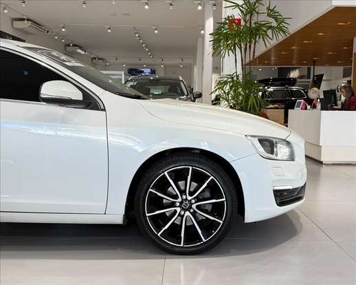 VOLVO-V60-2017