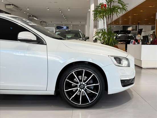 VOLVO-V60-2.0 T4 MOMENTUM GASOLINA 4P AUTOMÁTICO VOLVO-V60-2017