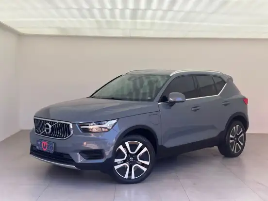 VOLVO-XC40-2021