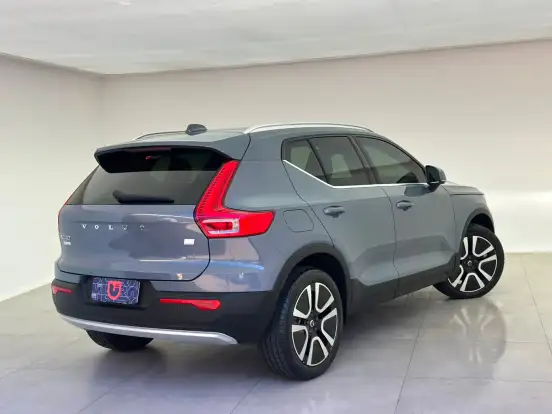 VOLVO-XC40-2021