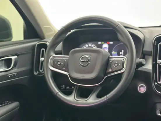 VOLVO-XC40-2021