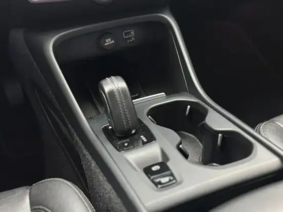 VOLVO-XC40-2021