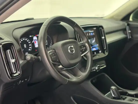 VOLVO-XC40-2021