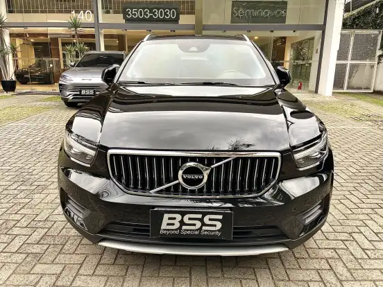 VOLVO-XC40-2021
