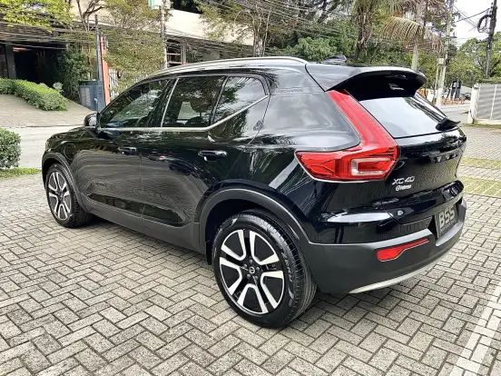 VOLVO-XC40-2021