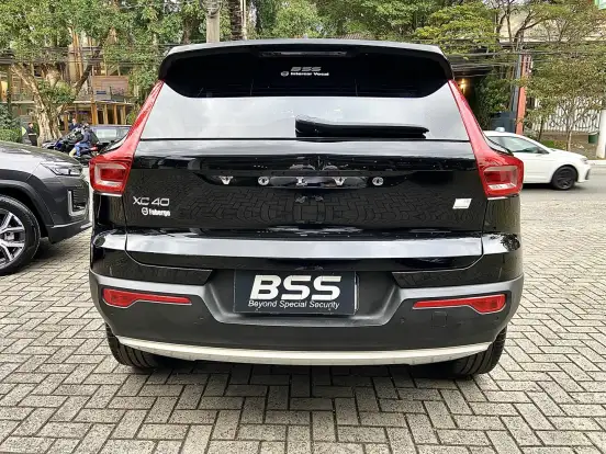 VOLVO-XC40-2021