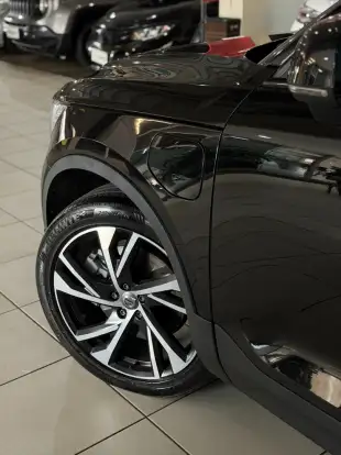 VOLVO-XC40-2021
