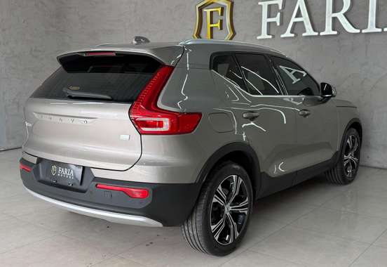VOLVO-XC40-2021