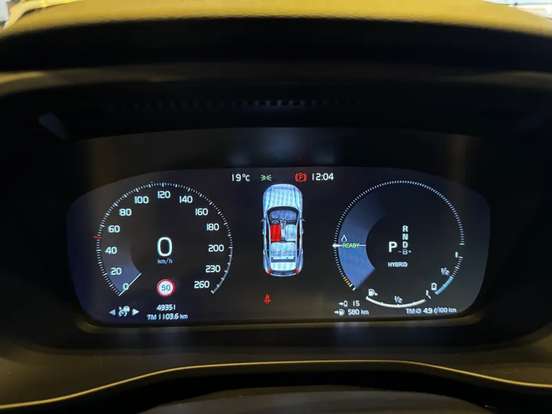 VOLVO-XC40-2021