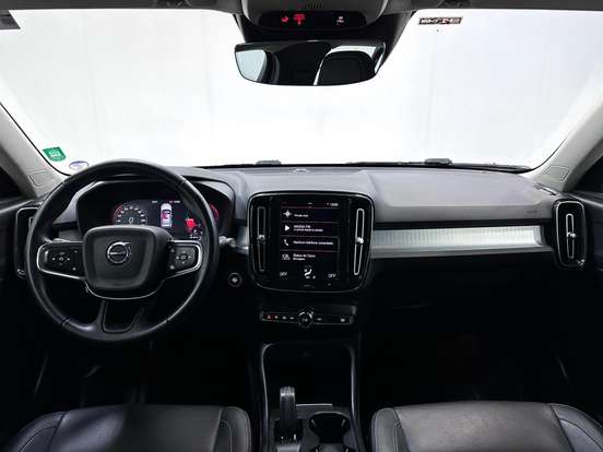 VOLVO-XC40-2021