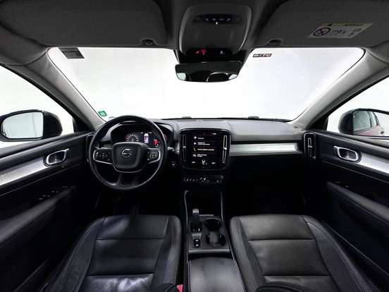 VOLVO-XC40-2021