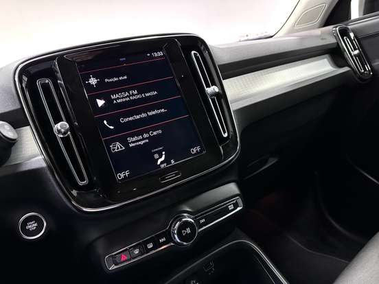 VOLVO-XC40-2021