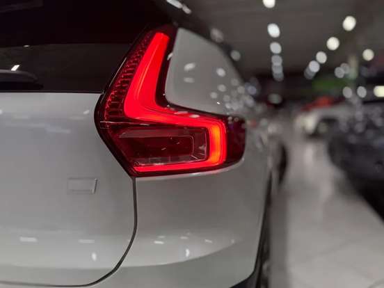 VOLVO-XC40-2020
