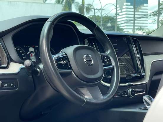 VOLVO-XC40-2021