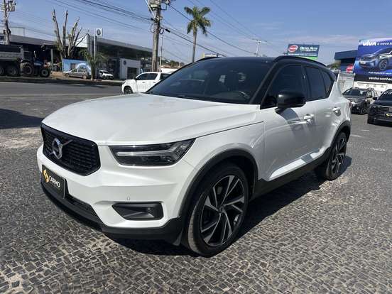 VOLVO-XC40-2018