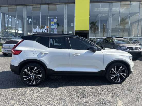 VOLVO-XC40-2018