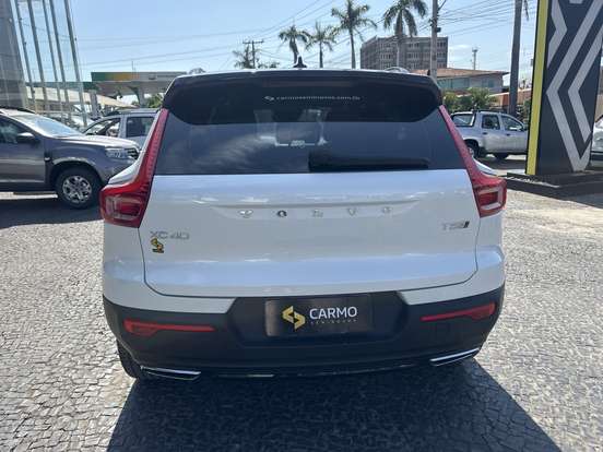 VOLVO-XC40-2018