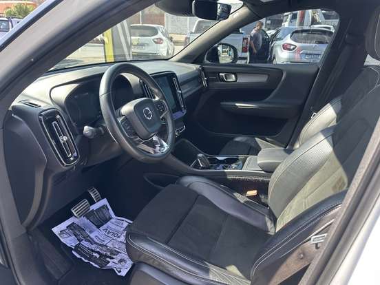 VOLVO-XC40-2018