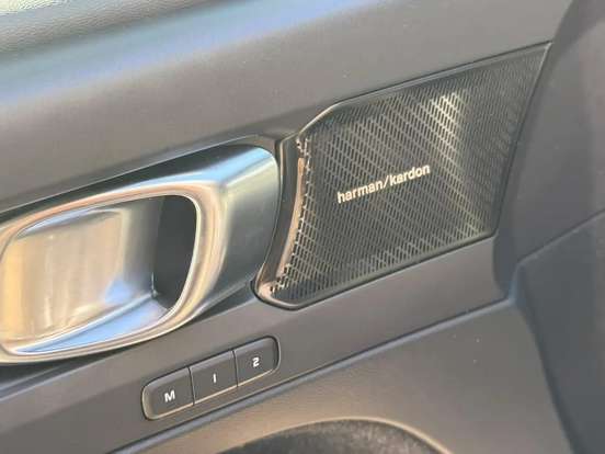 VOLVO-XC40-2019