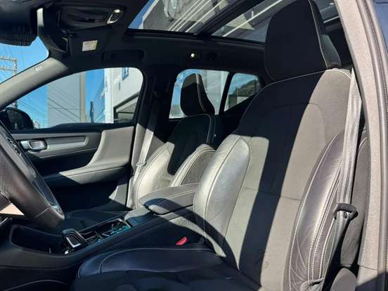 VOLVO-XC40-2019