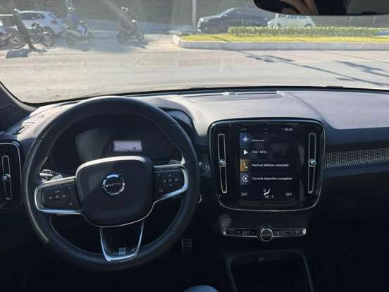 VOLVO-XC40-2019
