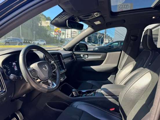 VOLVO-XC40-2019