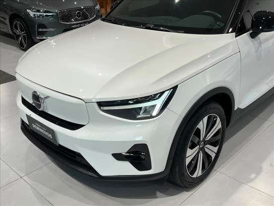 VOLVO-XC40-2022