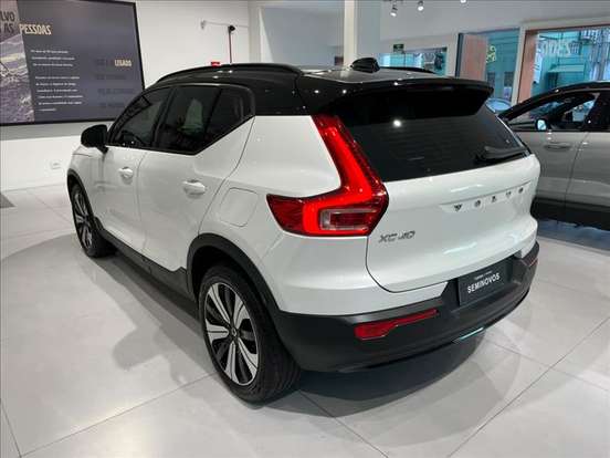 VOLVO-XC40-2022