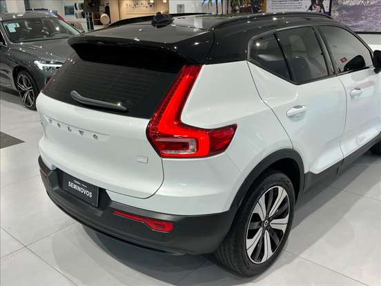 VOLVO-XC40-2022