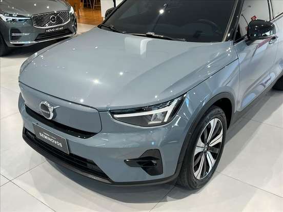 VOLVO-XC40-2022