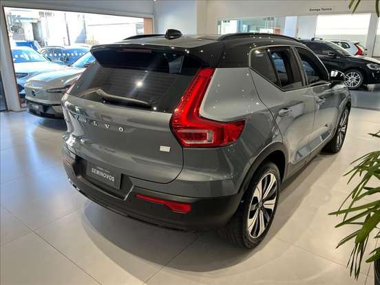 VOLVO-XC40-2022