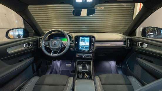 VOLVO-XC40-2021