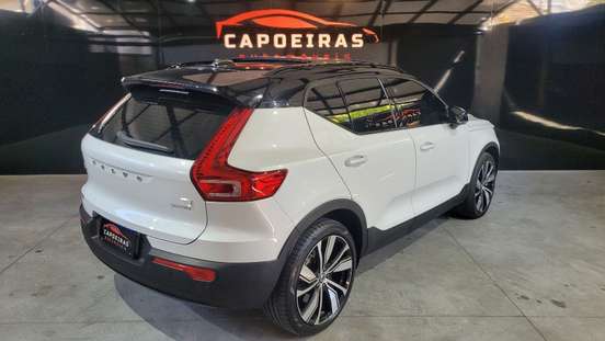 VOLVO-XC40-2021