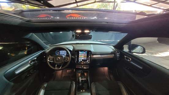 VOLVO-XC40-2021