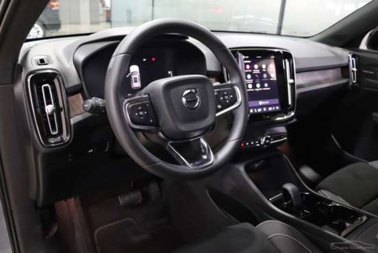 VOLVO-XC40-2023
