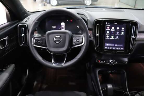 VOLVO-XC40-2023