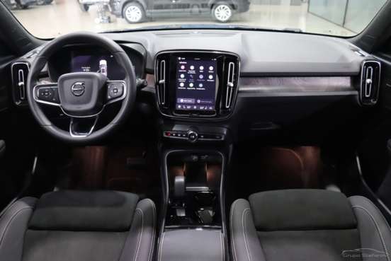 VOLVO-XC40-2023