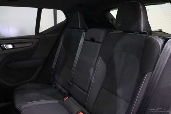 VOLVO-XC40-2023