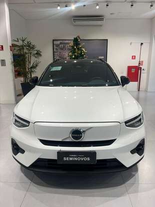 VOLVO-XC40-2023