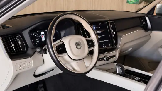 VOLVO-XC60-2020
