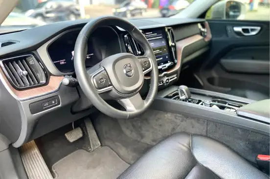 VOLVO-XC60-2023