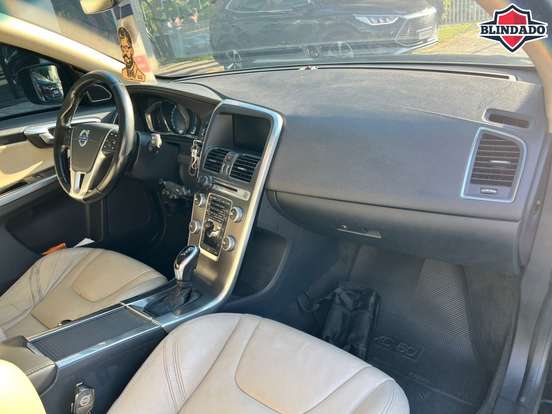 VOLVO-XC60-2014