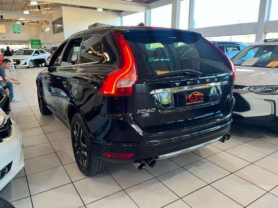 VOLVO-XC60-2017